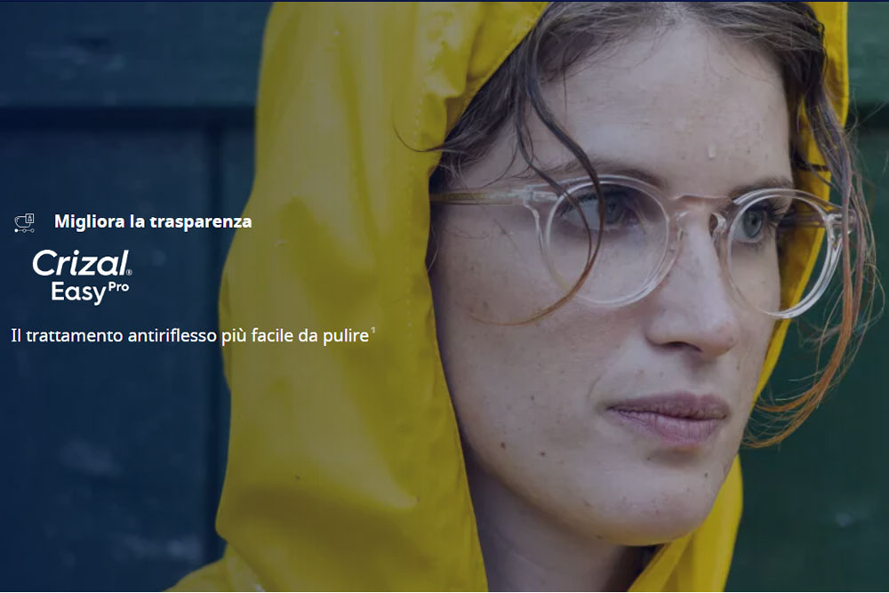 Donna con occhiali bagnati dalla pioggia che indossa lenti con trattamento antiriflesso Crizal Easy Pro, facili da pulire, disponibili da Pielle Centro Ottica a Monserrato.
