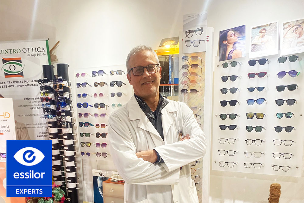 L'ottico professionista Gigi Piludu in camice bianco nel negozio Pielle Centro Ottica a Monserrato, centro certificato Essilor Experts per lenti progressive Varilux contro le vertigini.