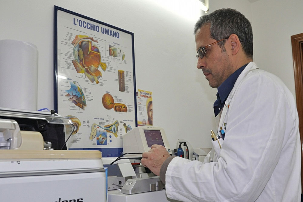Luigi di Ottica Pielle durante la lavorazione di una lente oftalmica nel Laboratorio Pielle.