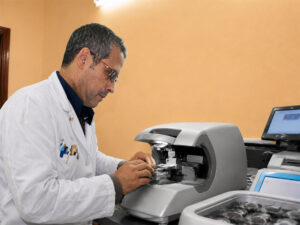 Gigi lavora nel Laboratorio Pielle alla centratura di lenti progressive