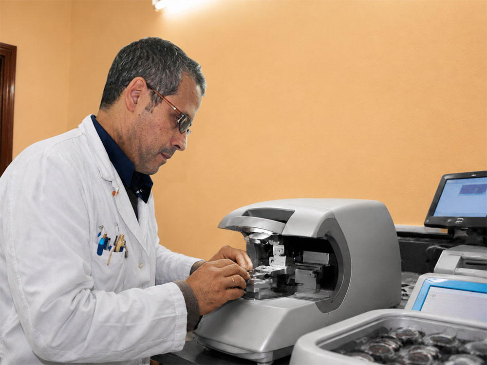 Gigi lavora nel Laboratorio Pielle alla centratura di lenti progressive